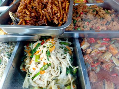 Kızarmış tempeh, pişmiş mantar ve tepside patlıcan körisi. Endonezya yemekleri