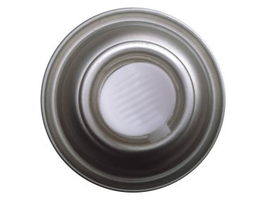 Eski bir paslı kapak beyaz bir arkaplan tarafından izole edilebilir