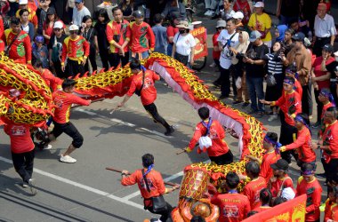 21 Eylül 2024, Toapekon Gotong Ritüeli 'ni izleyen bir kalabalık var. Tören her 12 yılda bir düzenlenir. Çin kökenli insanların gelenekleri..
