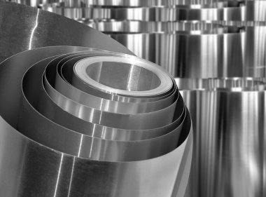 Bulanık arkaplanı olan bir rulo alüminyum metal. seçici odak