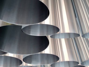 Gümüş alüminyum metal yığını koleksiyonu. bir dizi endüstriyel malzeme.
