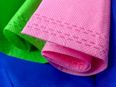 iki rulo yeşil ve pembe dokumasız polipropilen kumaş.