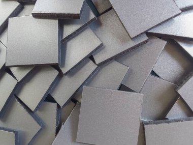 Kalın alüminyum metal parçaları yığını. malzeme ile kaplama.