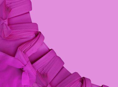 Bir dizi mor polipropilen taşıma çantası metin için kopyalama alanı ile katlanır