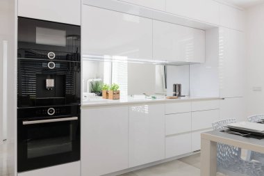 Modern apartmandaki beyaz mutfak.