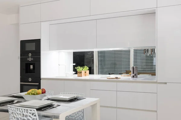 Λευκή Κουζίνα Εντοιχισμένες Συσκευές Μοντέρνο Διαμέρισμα — Φωτογραφία Αρχείου