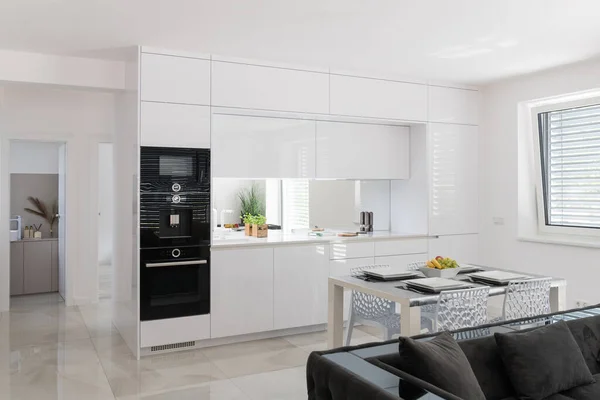 Fehér Konyha Beépített Készülékek Modern Apartman — Stock Fotó