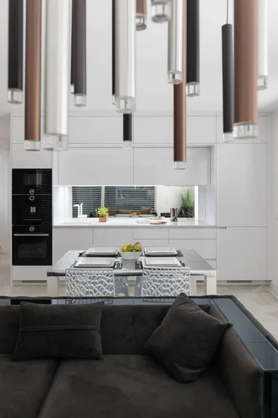 现代公寓的内部 与白色厨房相连的客厅 — 图库照片