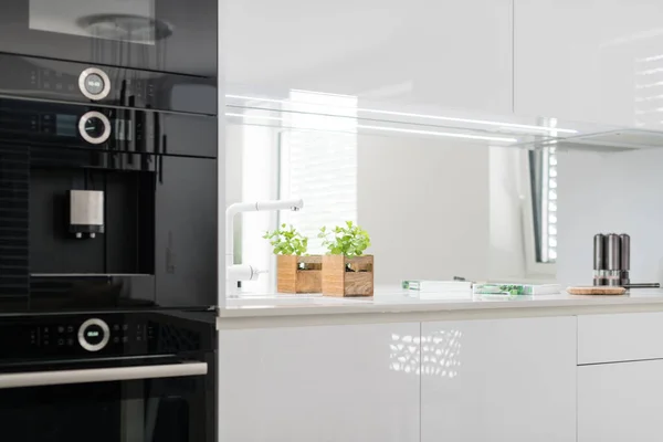 Cozinha Branca Com Eletrodomésticos Embutidos Apartamento Moderno — Fotografia de Stock