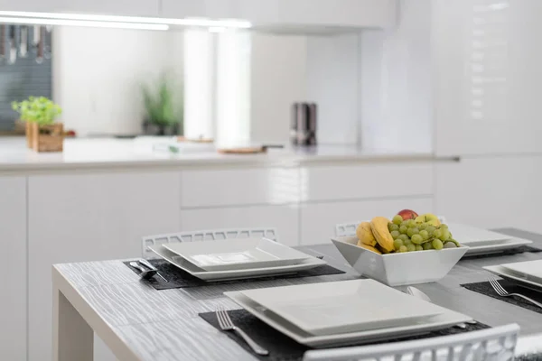 Vitt Kök Med Inbyggda Apparater Modern Lägenhet — Stockfoto