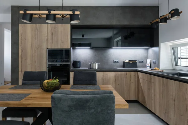 Siyah ve ahşap karışımı.