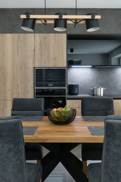 Cocina Oscura Con Electrodomésticos Incorporados Apartamento Moderno — Foto de Stock