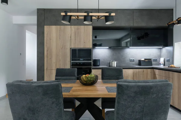 Cocina Oscura Con Electrodomésticos Incorporados Apartamento Moderno — Foto de Stock