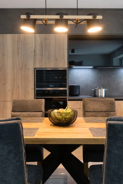 Dapur Gelap Dengan Peralatan Yang Dibangun Apartemen Modern — Stok Foto
