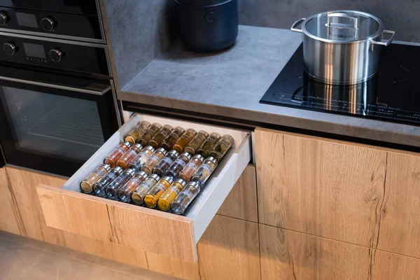 Laci Dapur Dengan Kacamata Herbal Dan Rempah Rempah — Stok Foto