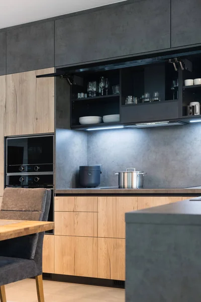 Mörkt Kök Med Inbyggda Apparater Modern Lägenhet — Stockfoto