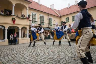 MODRA, SLOVAKIA - DEC 4, 2022: Slovakya 'nın Modra kentindeki Noel pazarında folklor topluluğu Dopravar' ın performansı