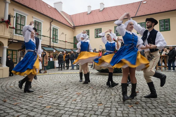 Modra Słowacja Grudzień 2022 Wykonanie Zespołu Folklorystycznego Dopravar Jarmarku Bożonarodzeniowym — Zdjęcie stockowe