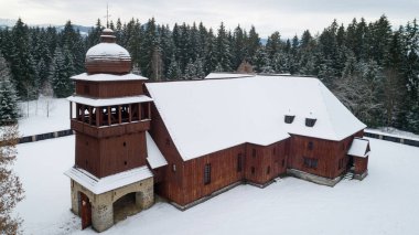 Orta Avrupa, Slovakya 'daki en büyük ahşap binalardan biri olan Svaty Kriz' in Tahta Evanjelik Kilisesi 'nin havadan görünüşü
