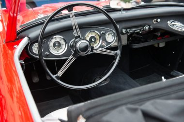 Direksiyon simidi ve eski model bir araba iç