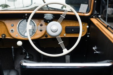 Direksiyon simidi ve eski model bir araba iç