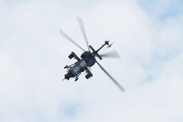 PAYERNE, SWITZERLAND - 7 СЕНТЯБРЯ: Динамичная экспозиция Agusta A-129 Mongoose на авиасалоне AIR14 в Пайерне, Швейцария, 7 сентября 2014 г.