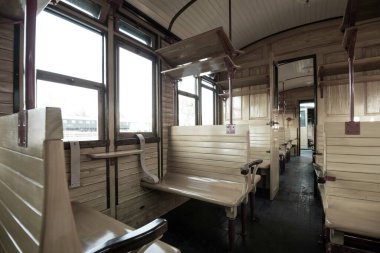 İçi ahşap koltuklarla dolu klasik bir tren.