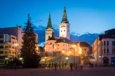 Slovakya 'nın Zilina kentindeki Andrej Hlinka meydanındaki Kutsal Üçlü Katedrali