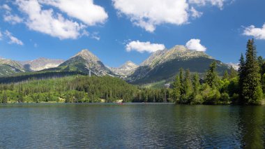 Slovakya 'daki Ulusal Park Lisesi' nde Strbske Pleso Gölü