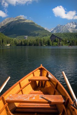 Slovakya 'daki Ulusal Park Lisesi Tatras' taki Strbske Pleso Gölü 'nde kayık.