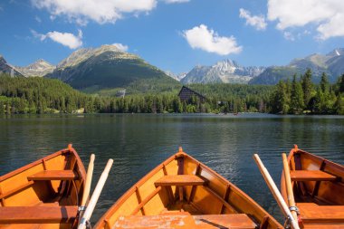 Slovakya 'daki Ulusal Park Lisesi Tatras' taki Strbske Pleso Gölü 'nde sandallar.