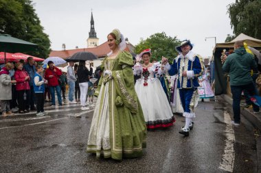 PEZINOK, SLOVAKIA - SEP 24, 2023: Slovakya 'nın Pezinok kentinde düzenlenen geleneksel Şükran Günü Şarap Hasadı kutlamaları ve kostüm geçidi kapsamında alegorik geçit töreni