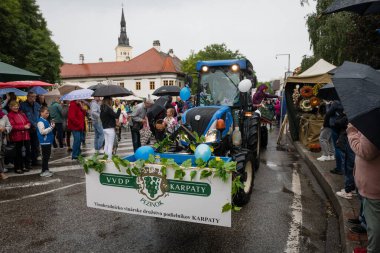 PEZINOK, SLOVAKIA - SEP 24, 2023: Slovakya 'nın Pezinok kentinde düzenlenen geleneksel Şükran Günü Şarap Hasadı kutlamaları ve kostüm geçidi kapsamında alegorik geçit töreni