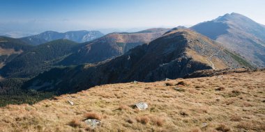 Chopok 'tan Dumbier' e uzanan dağ sırasının panoramik manzarası, Ulusal Park Low Tatras, Slovakya