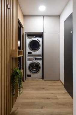 Küçük kentsel apartman koridoru