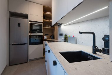 Küçük kentsel apartman aletleriyle yapılmış mutfak.