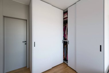 Küçük bir apartmanın gri gardırop dolapları.