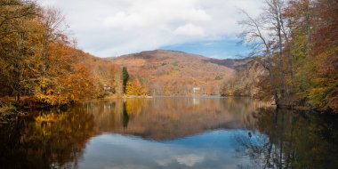 Snina Kayası ve Slovakya 'nın Vihorlat Dağları' ndaki Morske Oko Gölü 'ndeki yansıması.