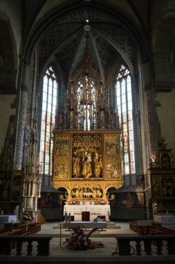 LEVOCA, SLOVAKIA - 9 AUG 2023: 18.62 m yüksekliğindeki dünyanın en uzun tahta sunağı Levoca ustası Paul tarafından 1517 yılında tamamlandı. St. James, Levoca, Slovakya Bazilikası 'nda yer almaktadır.