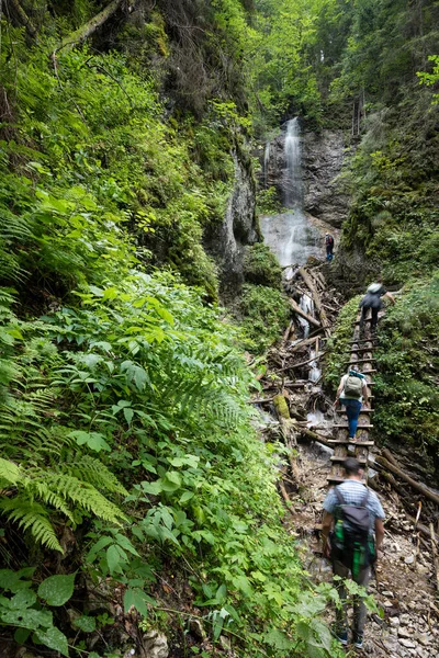Slovakya 'daki Slovakya Ulusal Park Cenneti kanyonunda turistlerle dolu bir şelale.