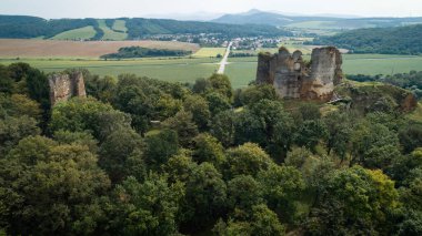 Cicva kalesinin havadan görünüşü Sedliska - Podcicva Köyü, Slovakya
