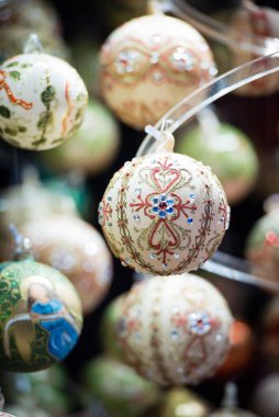 Noel balosu süslemeleri markette satışta.