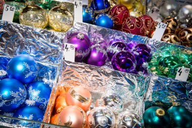 Noel piyasada renkli süslemeleri