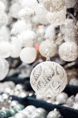 Beyaz Noel süslemeleri Noel pazarında indirimde