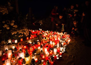PEZINOK, SLOVAKIA - 1 Kasım 2013 'te Azizler Günü' nde insanlar mumların arasına mum koyuyorlar.