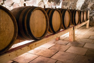 Şarap mahzeninde depolamak için ahşap şarap fıçıları