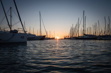Hırvatistan 'ın Pirovac kentinde gün batımında rıhtımlı yatları olan Marina