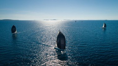 Yelkenli yat yarışlarının hava manzarası, Adriyatik denizi ve Hırvatistan