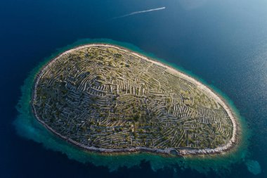 Hırvatistan 'ın Parmak izi Adası olarak da bilinen Bavljenac adasının hava manzarası