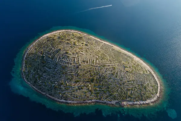 Hırvatistan 'ın Parmak izi Adası olarak da bilinen Bavljenac adasının hava manzarası